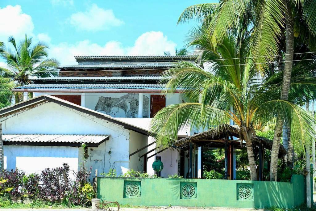 Sunrise Guest House & Restaurant แทนกาลเล ภายนอก รูปภาพ