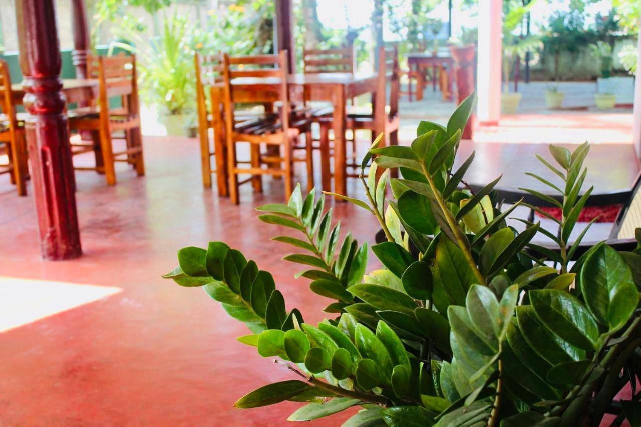 Sunrise Guest House & Restaurant แทนกาลเล ภายนอก รูปภาพ