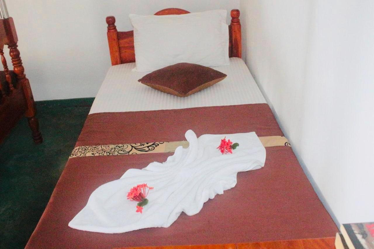 Sunrise Guest House & Restaurant แทนกาลเล ภายนอก รูปภาพ